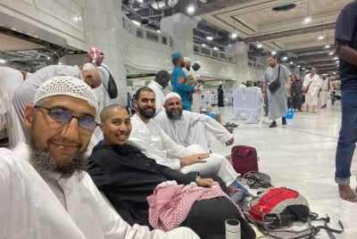 MUHAMMAD FAWWAZ (dua, kiri) merakam kenangan bersama rakannya ketika menunaikan umrah di Tanah Suci pada tahun lalu. -Foto: IHSAN MUHAMMAD FAWWAZ AMINUDDIN 