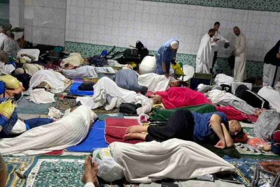 JEMAAH beristirahat selepas Duha untuk melepaskan lelah di dalam saf masing-masing di satu ruangan dalam Masjidil Haram. -Foto: IHSAN MUHAMMAD FAWWAZ AMINUDDIN 