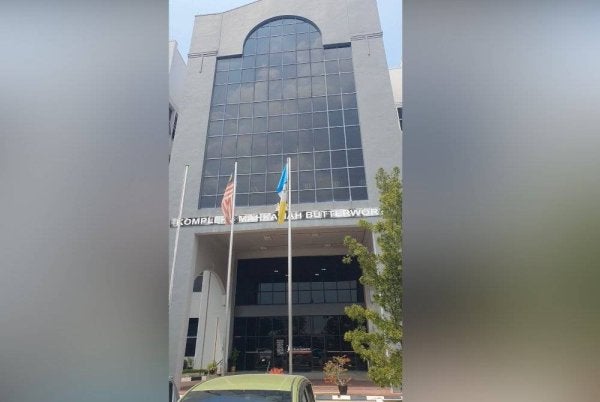 Tertuduh didakwa di Mahkamah Butterworth kerana mencederakan anggota polis pada 16 Februari lalu.