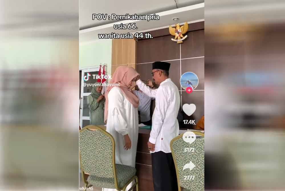 Om Engkus (kanan) semasa majlis pernikahan dengan isterinya di Tasikmalaya. - Foto: Agensi