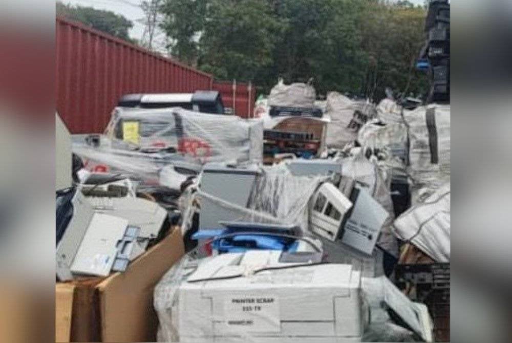 Antara barangan e-waste yang ditemui dalam serbuan premis baru-baru ini.