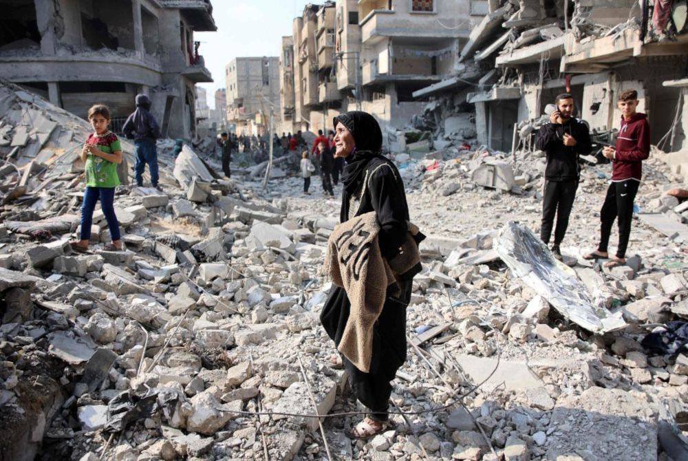 Ramai mangsa terperangkap di bawah runtuhan dan di jalanan. Foto Agensi