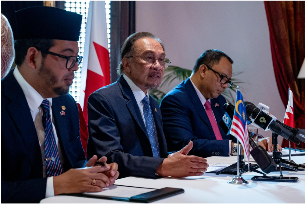 Anwar ketika sidang media selepas mengakhiri lawatan rasminya ke Bahrain atas jemputan Putera Mahkota dan Perdana Menteri Bahrain, Salman Hamad Al Khalifa. Kredit Facebook Anwar Ibrahim.