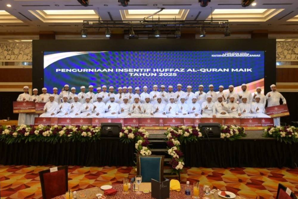 Penghafaz al-Quran yang menerima sumbangan daripada MAIK.