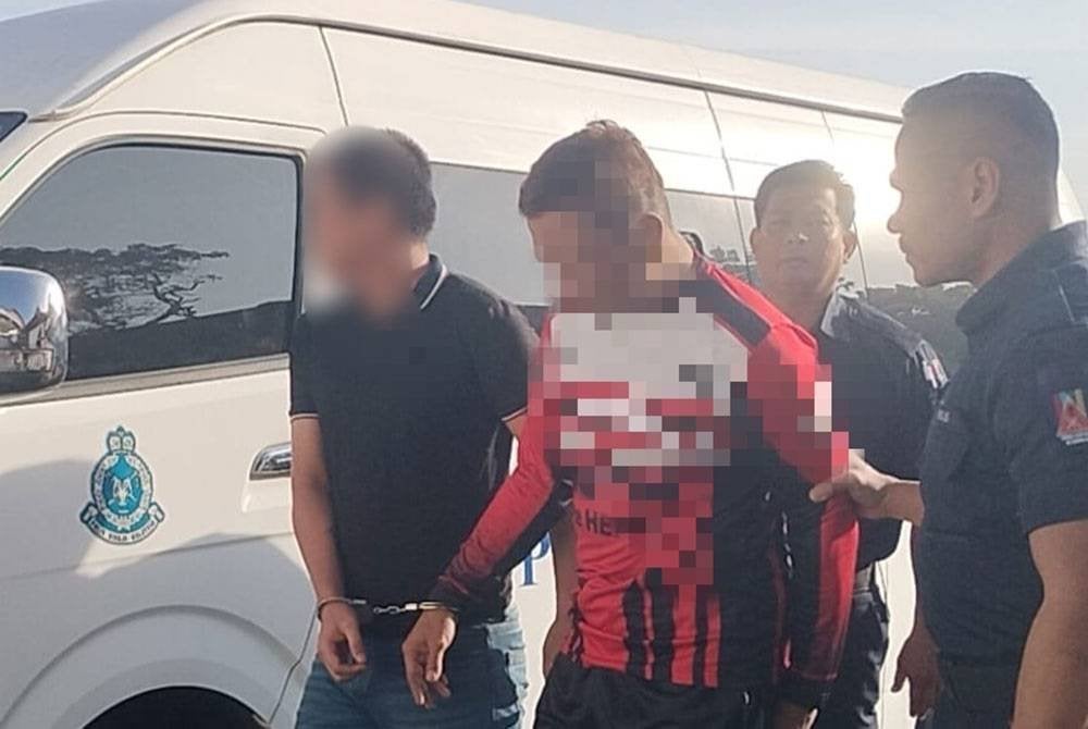 Along Kubur (tengah) dibawa ke Mahkamah Majistret Kluang pada Jumaat.