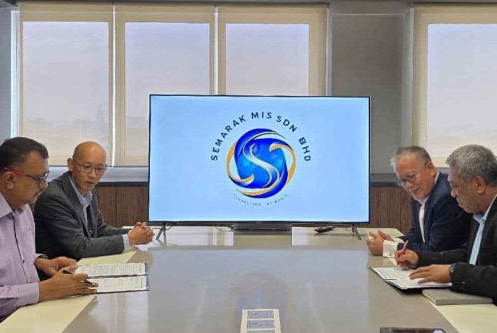 Ketua Pegawai Operasi SeRenE, Datuk Zakaria Hassan (kanan), menandatangani dokumen perjanjian (MoA) dengan Penasihat merangkap Pengarah Bebas Semarak MIS, Ramesh EV Balakrishnan di Kuala Lumpur. Turut hadir Ketua Pegawai Perniagaan SeRenE, Nik Aznuddeen Husain, dan Ketua Pegawai Eksekutif Megamas, Capt. Tiew Sien Kheng (kedua dari kiri).