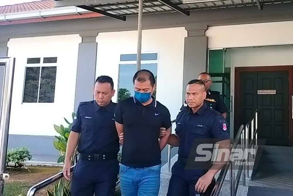 Man Tiger (tengah) didakwa di Mahkamah Sesyen Kluang pada Jumaat atas dua pertuduhan cubaan bunuh dengan melepaskan tembakan terhadap pasangan suami isteri di Machap pada minggu lalu.