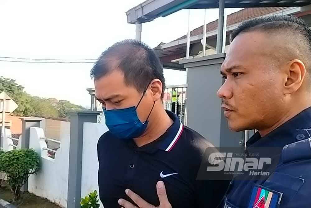 Man Tiger (kiri) didakwa di Mahkamah Sesyen Kluang pada Jumaat atas dua pertuduhan cubaan bunuh dengan melepaskan tembakan terhadap pasangan suami isteri di Machap pada minggu lalu.