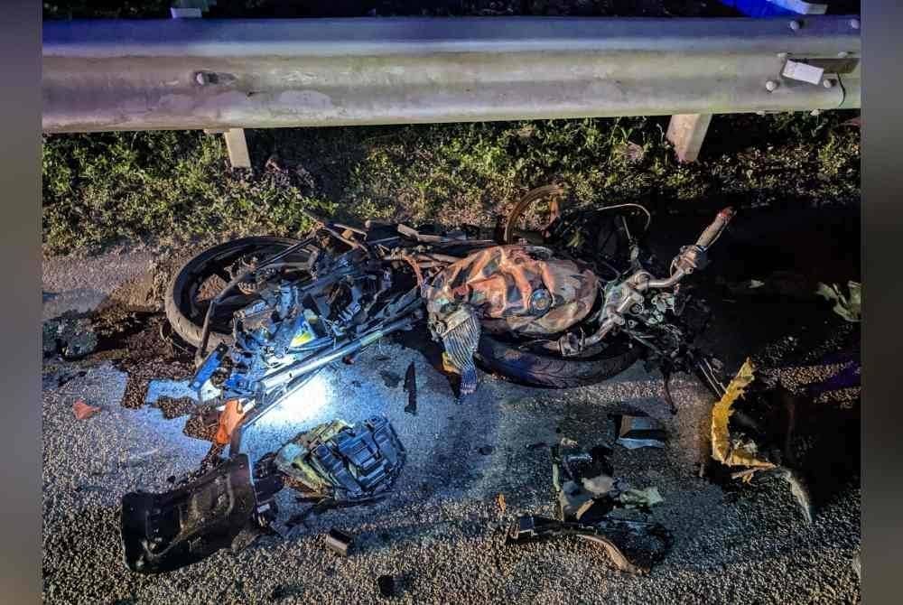 Keadaan motosikal ditunggang mangsa yang terlibat kemalangan di KM2.17 Lebuhraya Utara-Selatan arah selatan pada Khamis. - Foto IPD Kl