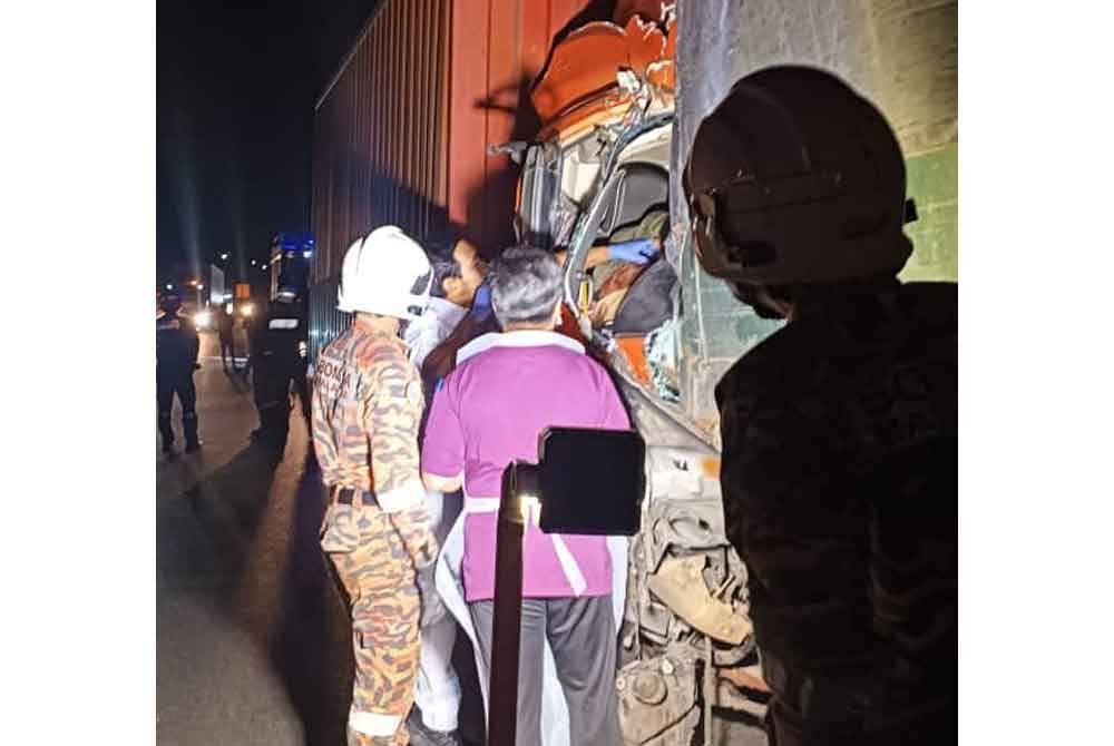 Pasukan Bomba dari Balai Bomba dan Penyelamat Gopeng dan Tapah menjalankan operasi mengeluarkan mangsa yang tersepit dalam nahas membabitkan dua lori di KM300.8 dekat Kampar pada Jumaat. - Foto: Bomba Perak