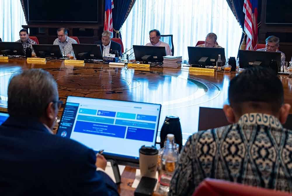 Anwar mempengerusikan Mesyuarat Jemaah Menteri sejurus tiba dari Bahrain kira-kira jam 5 pagi Jumaat.