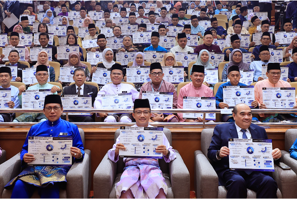 Ketua Setiausaha Kementerian Pendidikan, Datuk Ruji Ubi (tengah) bersama Ketua Pengarah Pendidikan Malaysia, Azman Adnan (kiri) bergambar bersama para Pegawai Pendidikan pada Majlis Amanat Sempena Pembukaan Sesi Persekolahan 2025/2026 di Kementerian Pendidikan pada Jumaat. Foto Bernama