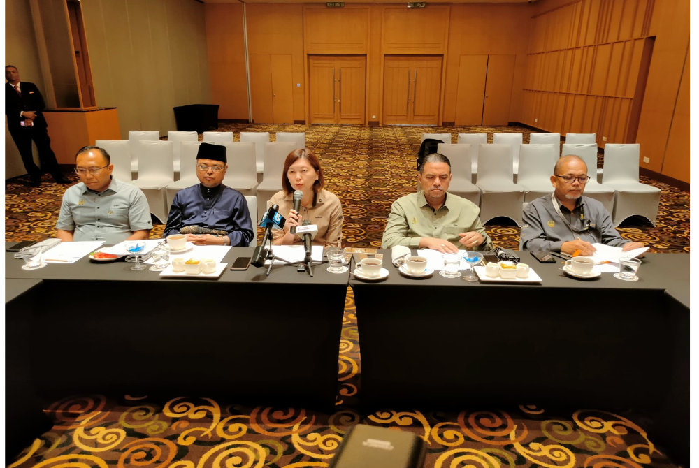 Sandrea (tengah) ketika sidang media selepas mengadakan lawatan kerja ke premis hotel yang telah melaksanakan CPT di sebuah hotel di sini pada Jumaat.