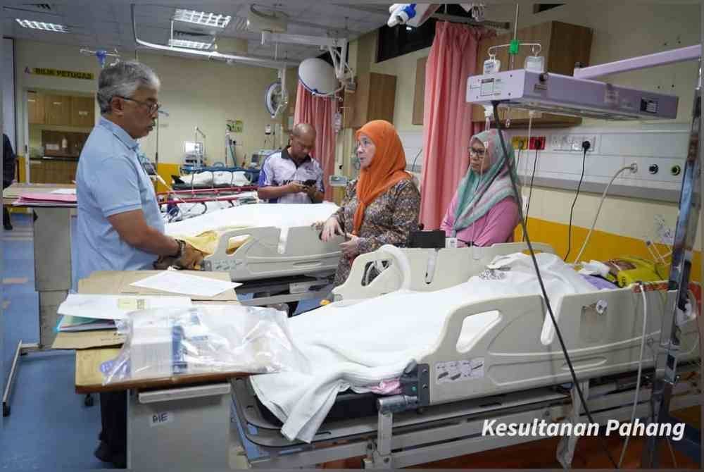 Al-Sultan Abdullah (kiri) dan Tunku Azizah (tengah) mencemar duli menziarahi empat mahasiswa UIAM di HTAA yang terlibat dalam kemalangan jalan raya. Foto Kesultanan Pahang.