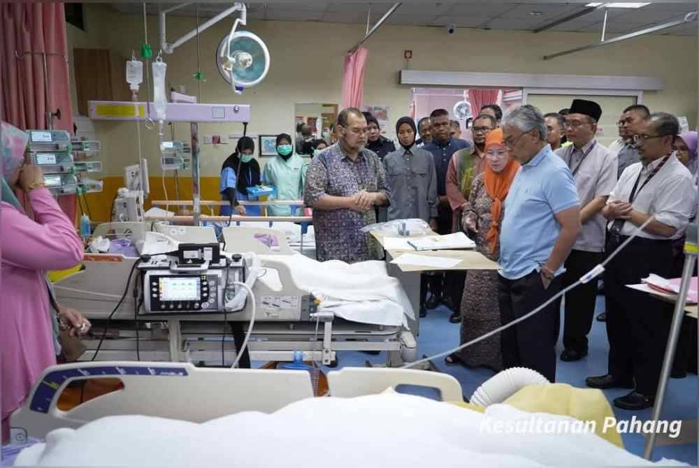 Al-Sultan Abdullah dan Tunku Azizah mencemar duli ke HTAA bagi melawat empat penuntut UIAM yang cedera akibat kemalangan pada Khamis. Foto Kesultanan Pahang.