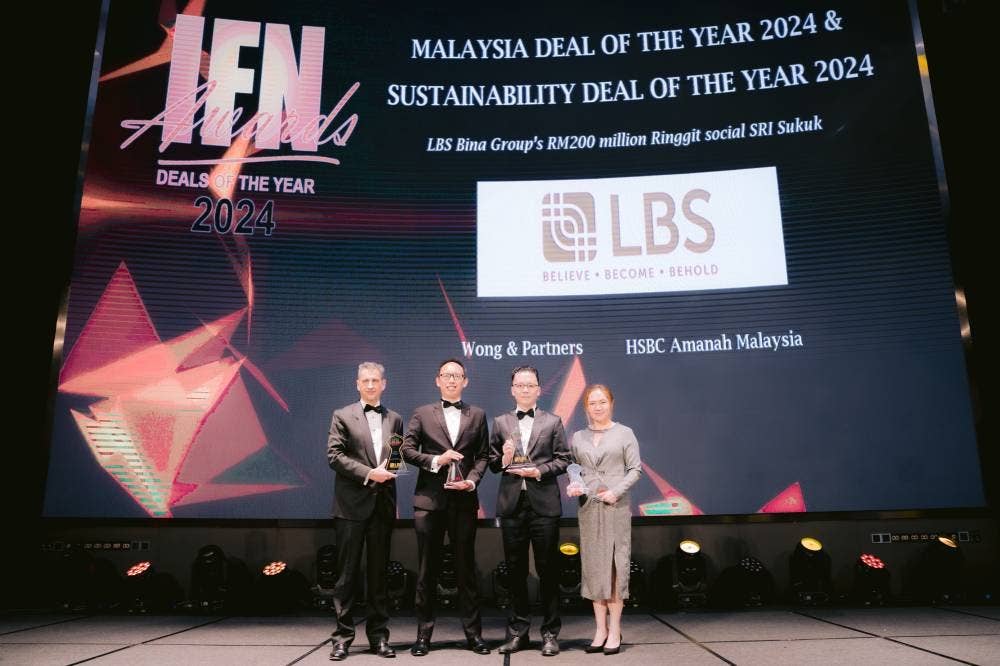 Timbalan Ketua Pegawai Eksekutif LBS Bina Group, Encik Lucas Lim (dua dari kanan), menerima anugerah Malaysia Deal of the Year dan Sustainability Deal of the Year di Islamic Finance News (IFN) Deals of the Year 2024 Awards yang berprestij, mengiktiraf komitmen LBS terhadap inovasi dan kelestarian dalam kewangan Islam.