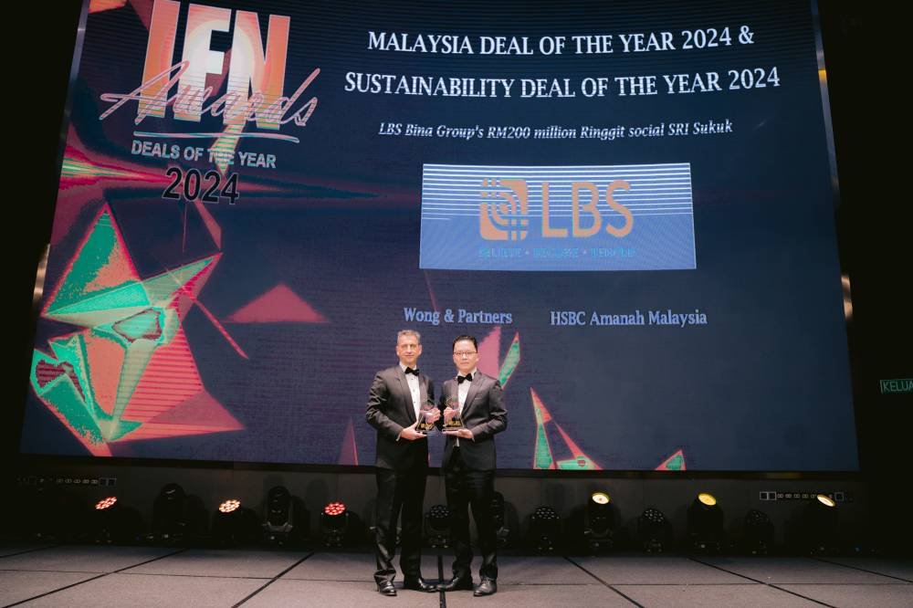 Timbalan Ketua Pegawai Eksekutif LBS Bina Group, Encik Lucas Lim (kanan), menerima anugerah Malaysia Deal of the Year dan Sustainability Deal of the Year di Islamic Finance News (IFN) Deals of the Year 2024 Awards yang berprestij, mengiktiraf komitmen LBS terhadap inovasi dan kelestarian dalam kewangan Islam.