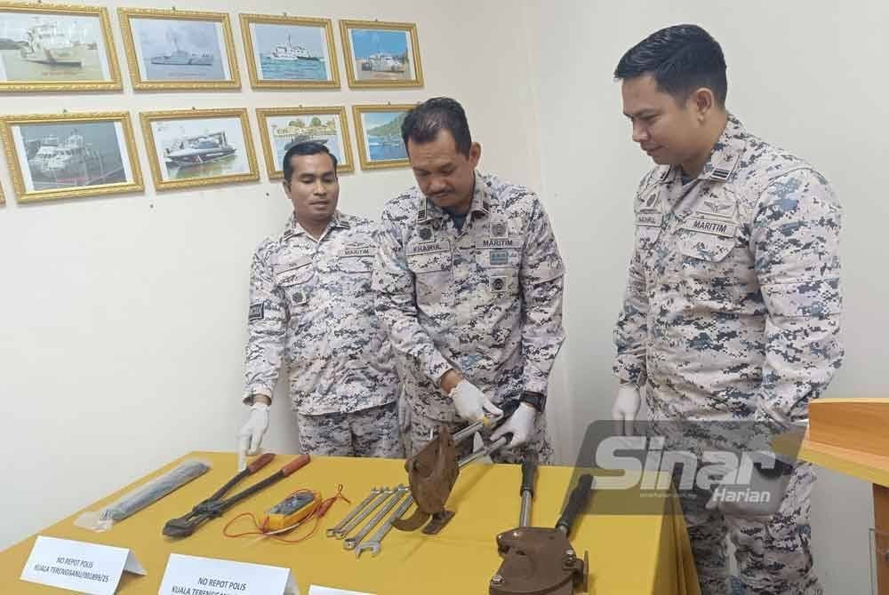 Mohd Khairulanuar (tengah) menunjukkan antara peralatan dirampas untuk mencuri di pelantar minyak.