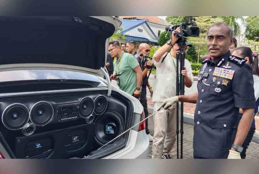 Kumar menunjukkan kereta yang diubah suai untuk bekalan dadah disimpan.