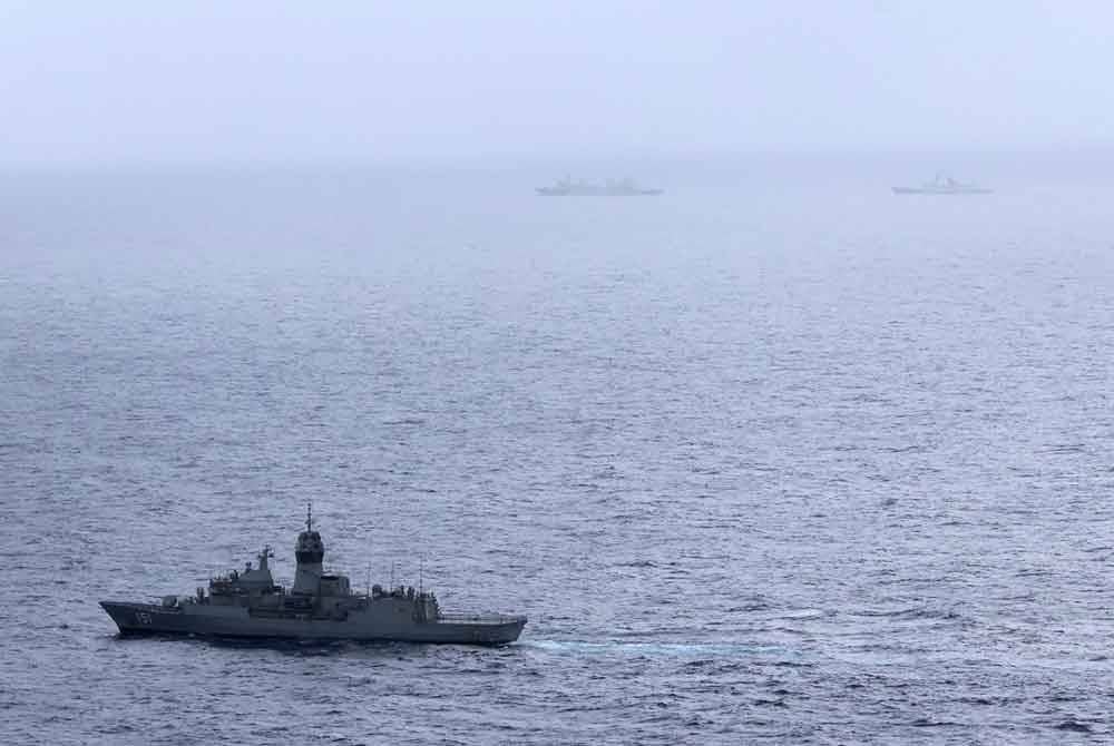 Kapal Tentera Laut Diraja Australia (HMAS) Arunta (bawah, kiri), berlayar berhampiran kapal milik Tentera Laut Pembebasan Rakyat China (PLA-N) di Laut Tasman. - AFP