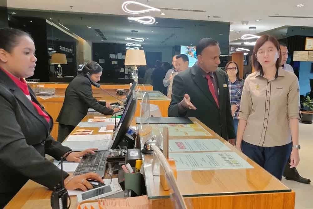 Sandrea (kanan) mengadakan lawatan kerja ke premis hotel di sekitar bandar raya Ipoh yang telah melaksanakan CPT di sebuah hotel pada Jumaat.