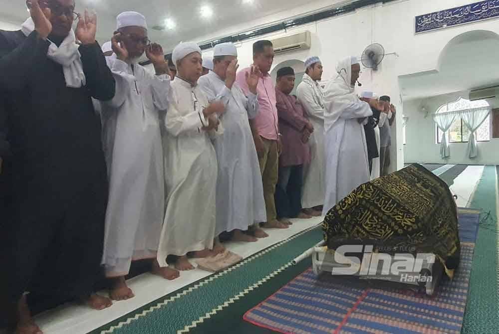 Jenazah Mohamad Fahmi disembahyangkan di Masjid Jamek Permatang Binjai, Penaga.