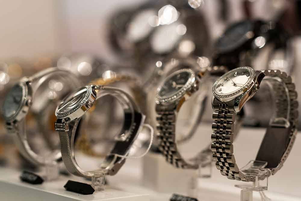 Dua lelaki didakwa atas lima pertuduhan menipu empat individu dalam urusan penjualan jam tangan mewah lebih RM2 juta. Foto hiasan 123rf