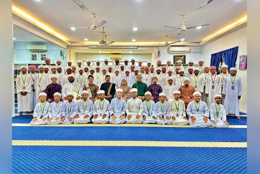 Tenaga pengajar bersama pelajar yang mengikuti pengajian di Madrasah Tahfiz Yamin.
