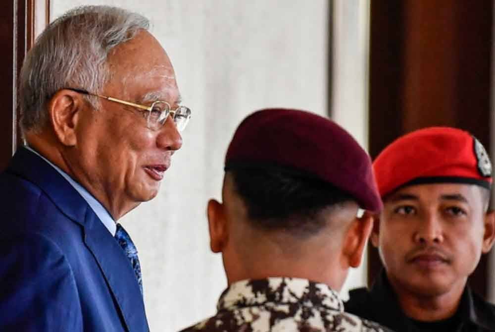 Najib (kiri) berdepan 25 pertuduhan, termasuk empat pertuduhan menyalahgunakan jawatannya untuk menerima rasuah RM2.3 bilion daripada dana 1MDB dan 21 pertuduhan pengubahan wang haram melibatkan jumlah yang sama. Foto Bernama