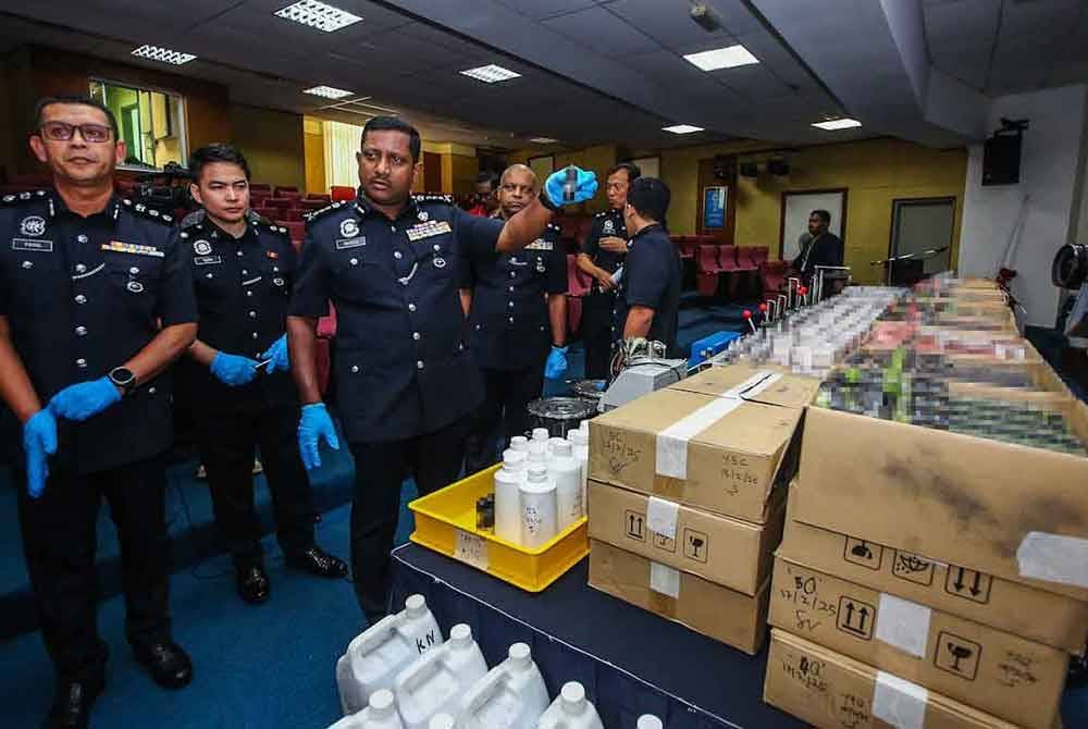 Hussein menunjukkan vape mengandungi dadah jenis methamphetamine yang dirampas daripada sindiket beroperasi sejak enam bulan lalu di Seri Kembangan, Selangor.