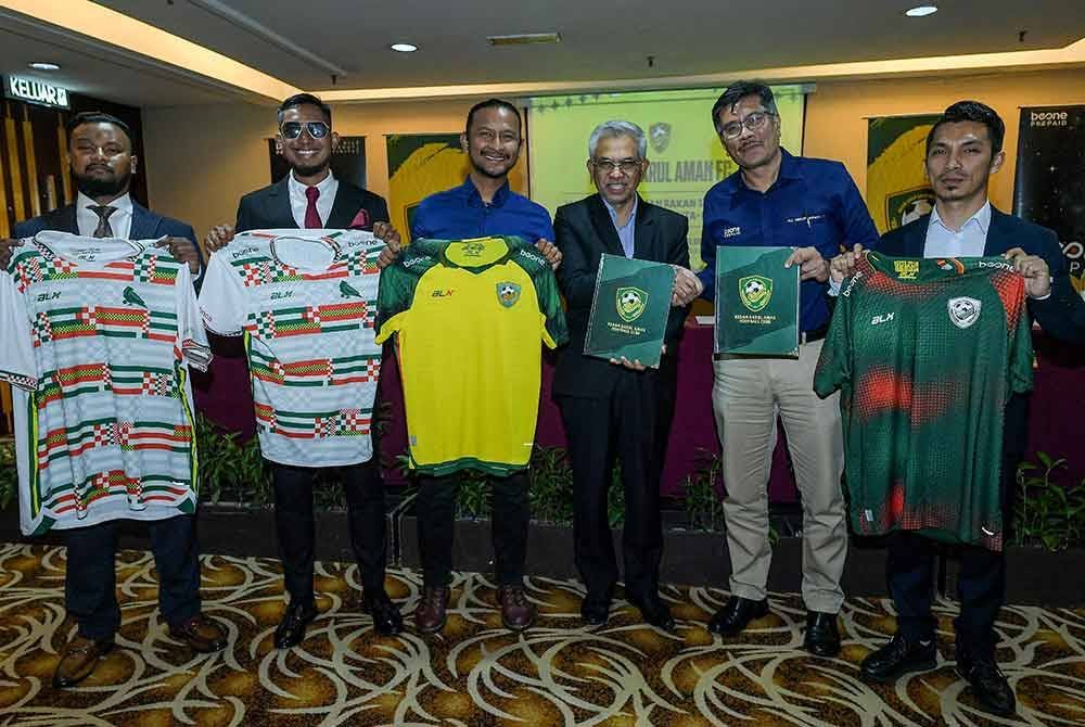 Kepimpinan Kedah Darul Aman FC, Mohd Daud (tiga, kanan) bersama Ketua Pegawai Eksekutif BeONE Network Sdn Bhd Nazri Saad (dua, kanan) bergambar selepas sidang media Majlis Pengumuman Rakan Strategik dan Pengisytiharan Duta KDA FC di sebuah hotel di Kuala Lumpur pada Jumaat. Duta Rakan Strategik Baru KDA FC, Black (tiga, kiri), Muhd Iqbal (kiri) dan Muhd Irshad Syafiq (dua, kiri). Foto Bernama