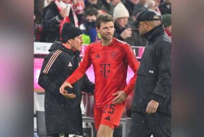 Tindakan Kompany (kanan) memasukkan Muller beberapa saat sebelum perlawanan ditamatkan tidak disenangi Matthaeus. Foto Agensi