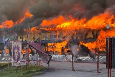 Sebuah kilang karpet di Nilai 3 di sini dilaporkan terbakar awal pagi Jumaat memusnahkan hampir keseluruhan struktur bangunan satu tingkat itu. Foto orang awam