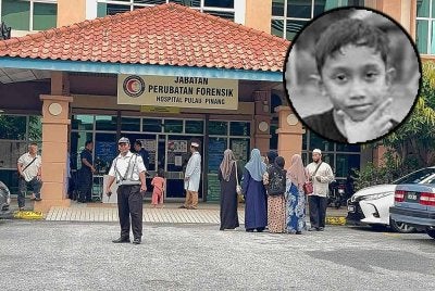 Ahli keluarga Mohamad Fahmi Hafiz tiba di pekarangan Jabatan Perubatan Forensik HPP bagi menunggu proses bedah siasat.
