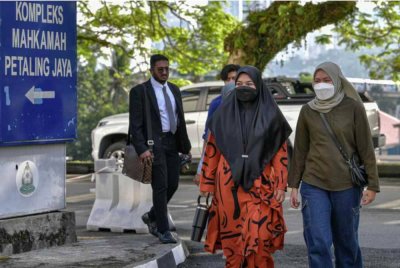 Ibu Zayn Rayyan, Ismanira (dua, kanan) hadir di Mahkamah Sesyen hari ini bagi sambung bicara kes pengabaian yang dihadapinya terhadap kanak-kanak autistik berusia enam tahun itu. Foto Bernama