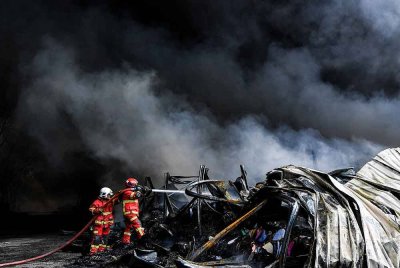 Anggota bomba bertungkus lumus memadamkan kebakaran di sebuah kilang karpet di Nilai 3 pagi Jumaat. Foto Bernama