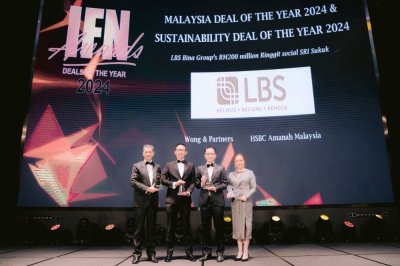 Timbalan Ketua Pegawai Eksekutif LBS Bina Group, Encik Lucas Lim (dua dari kanan), menerima anugerah Malaysia Deal of the Year dan Sustainability Deal of the Year di Islamic Finance News (IFN) Deals of the Year 2024 Awards yang berprestij, mengiktiraf komitmen LBS terhadap inovasi dan kelestarian dalam kewangan Islam.