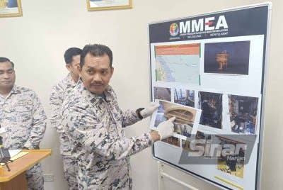 Mohd Khairulanuar menunjukkan gambar suspek bersembunyi di pelantar minyak.