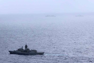 Kapal Tentera Laut Diraja Australia (HMAS) Arunta (bawah, kiri), berlayar berhampiran kapal milik Tentera Laut Pembebasan Rakyat China (PLA-N) di Laut Tasman. - AFP