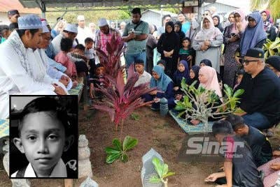 Jenazah Mohamad Fahmi (foto kecil) selamat dikebumikan kira-kira jam 3.15 petang.