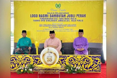 Raja Perlis berkenan menyempurnakan Majlis Pelancaran Logo Sambutan Jubli Perak pemerintahan Baginda pada Jumaat. Turut berangkat Raja Muda Perlis (kanan) dan hadir sama Mohd Shukri (kiri). - Foto Polis Perlis 