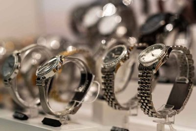 Dua lelaki didakwa atas lima pertuduhan menipu empat individu dalam urusan penjualan jam tangan mewah lebih RM2 juta. Foto hiasan 123rf