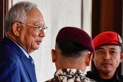 Najib (kiri) berdepan 25 pertuduhan, termasuk empat pertuduhan menyalahgunakan jawatannya untuk menerima rasuah RM2.3 bilion daripada dana 1MDB dan 21 pertuduhan pengubahan wang haram melibatkan jumlah yang sama. Foto Bernama