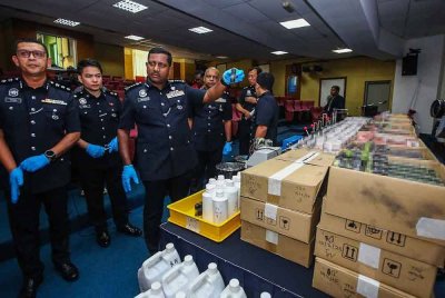 Hussein menunjukkan vape mengandungi dadah jenis methamphetamine yang dirampas daripada sindiket beroperasi sejak enam bulan lalu di Seri Kembangan, Selangor.