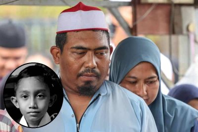 Mohammad Fakhruddin Mohamad Fikri, 35, bersama isteri Nuraini Mohamad Isa, 37, yang ditemui pada pengebumian anak mereka Allahyarham Mohammad Fahmi Hafiz (gambar kecil) di Tanah Perkuburan Islam Kampung Permatang Binjai pada Jumaat. Foto Bernama.
