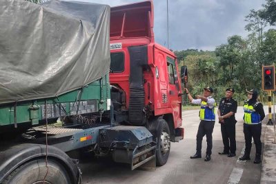 Hamidi (kiri) meninjau proses arah timbang kenderaan berat di SPK Gombak, pada Jumaat.