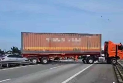 Keadaan sebuah treler melintang di tengah lebuh raya dalam nahas dekat Yong Peng. - Foto tular