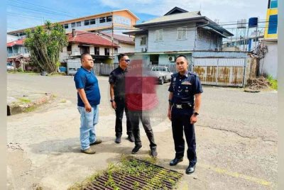 Suspek ditahan polis kerana bertindak mencederakan anak dan mengugut isterinya dalam kejadian di sebuah taman perumahan di Tawau.
