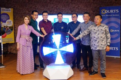 Harry Higashiura (tengah) bersama wakil rakan strategik melancarkan kempen Tradisi Bertemu Inovasi di COURTS Setapak, baru- baru ini.