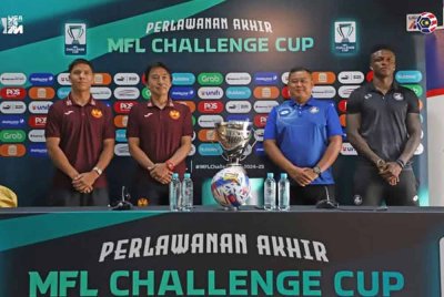 Kinoshi (dua, kiri) dan penolong jurulatih PDRM, Eddy Gapil (dua, kanan) selepas sidang media. Foto MFL